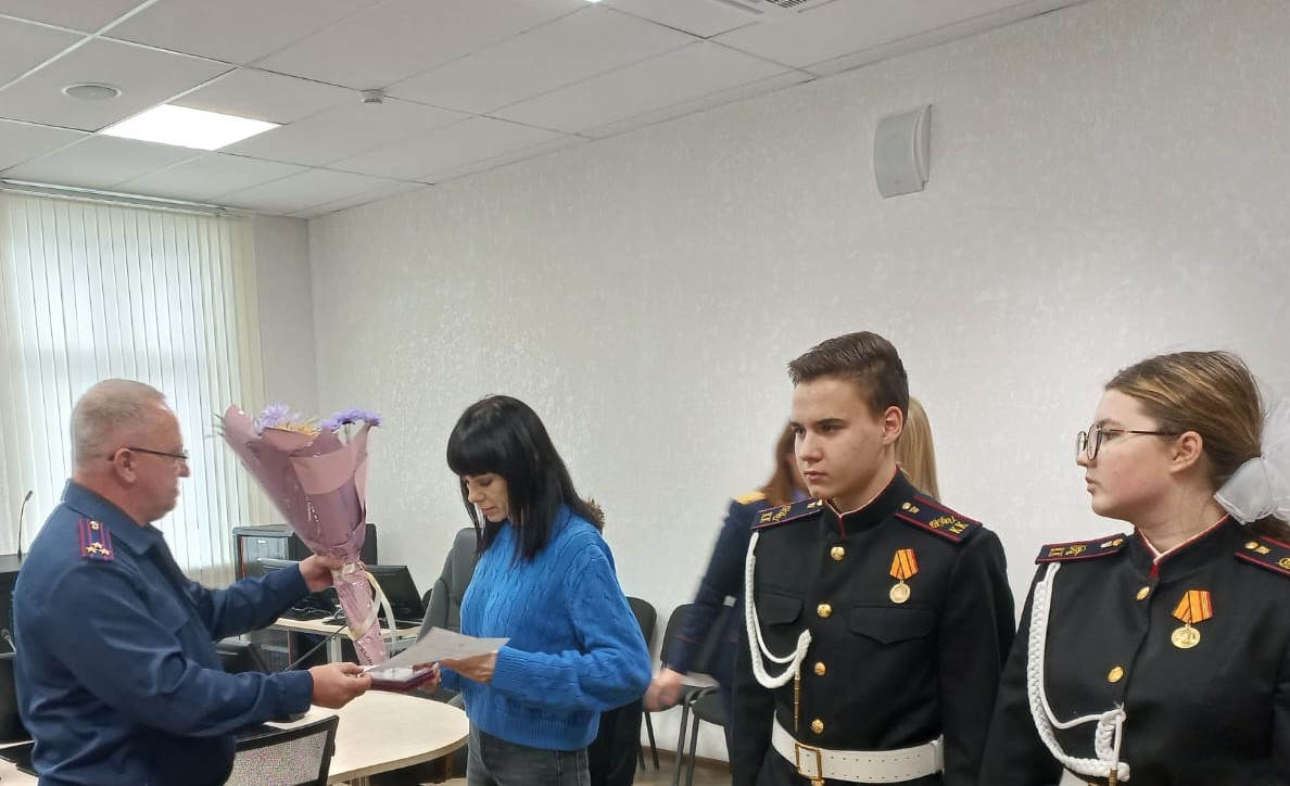 В Севастопольском кадетском корпусе СК России состоялась церемония вручения медали «Доблесть и отвага» семье погибшего героя