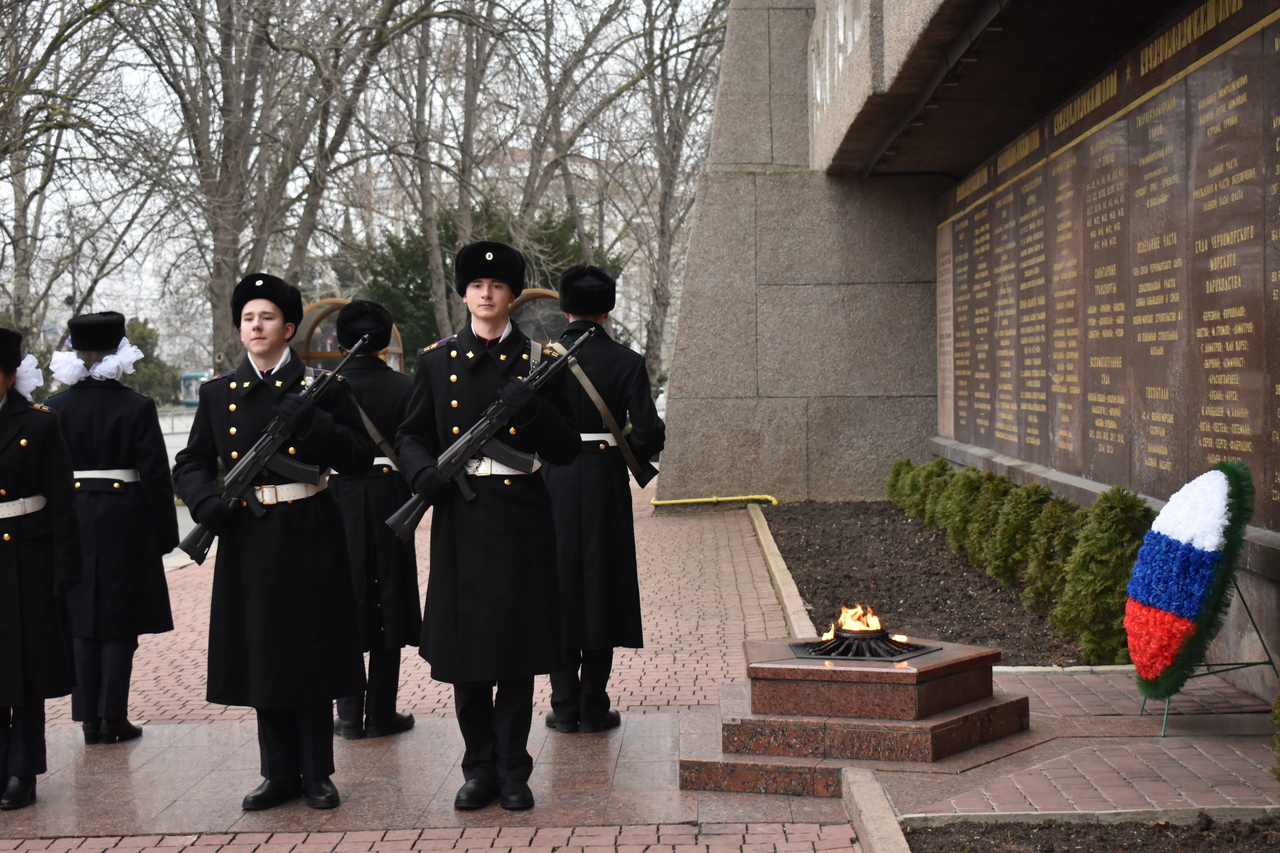 Севастопольские кадеты СК России впервые заступили на пост у Мемориальной стены в честь героической обороны города