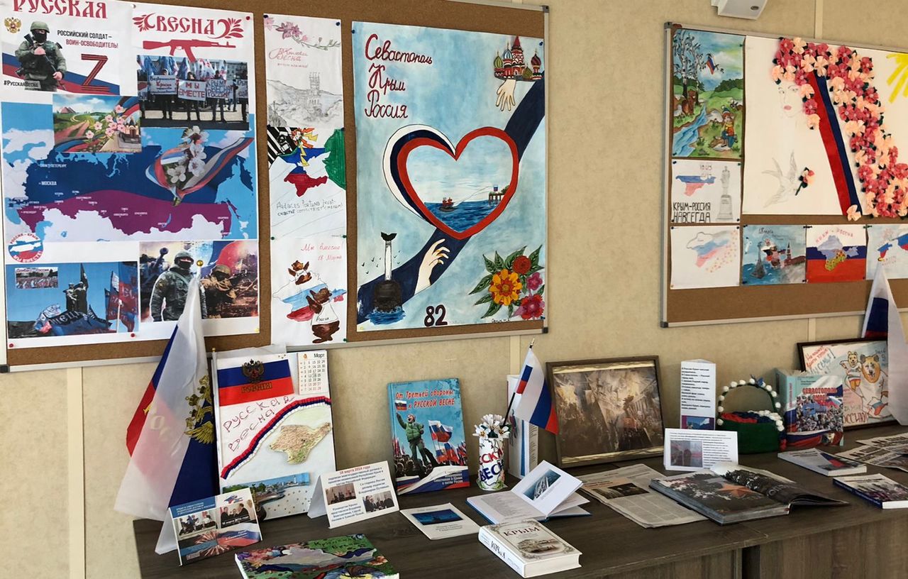 В Севастопольском кадетском корпусе СК России оформили выставку рисунков и поделок «Вместе с Россией»