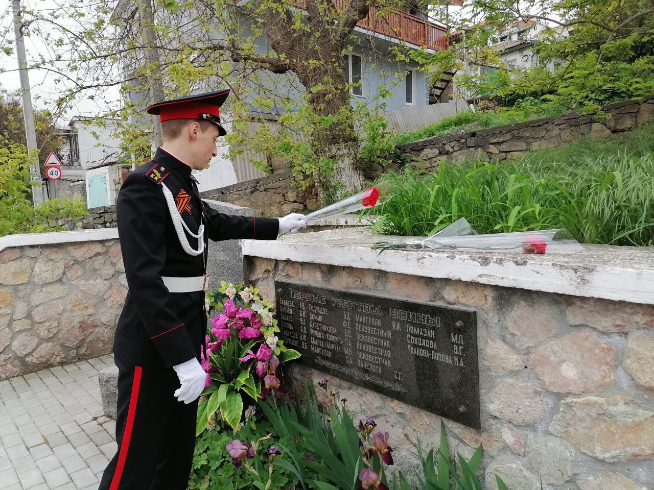 Севастопольские кадеты СК России возложили цветы к памятникам и проведали ветеранов Великой Отечественной войны