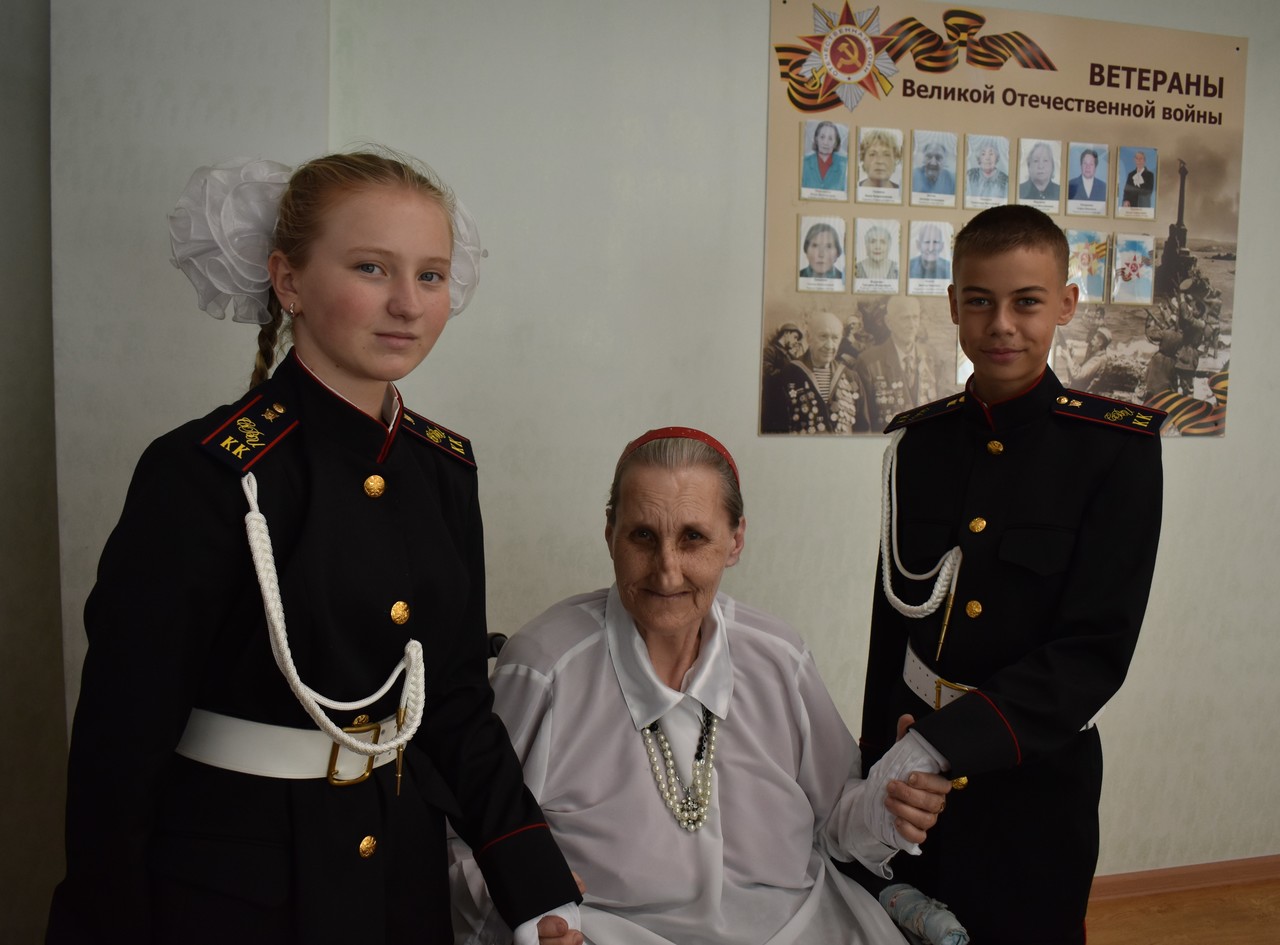 Севастопольские кадеты СК России поздравили представителей старшего поколения с Международным днем пожилого человека