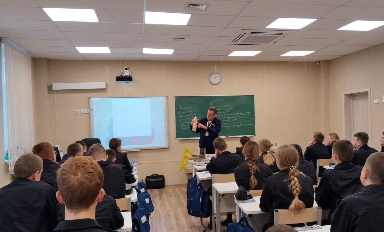 Юнги 32-го экипажа брига «Меркурий» провели уроки для Севастопольских кадет СК России