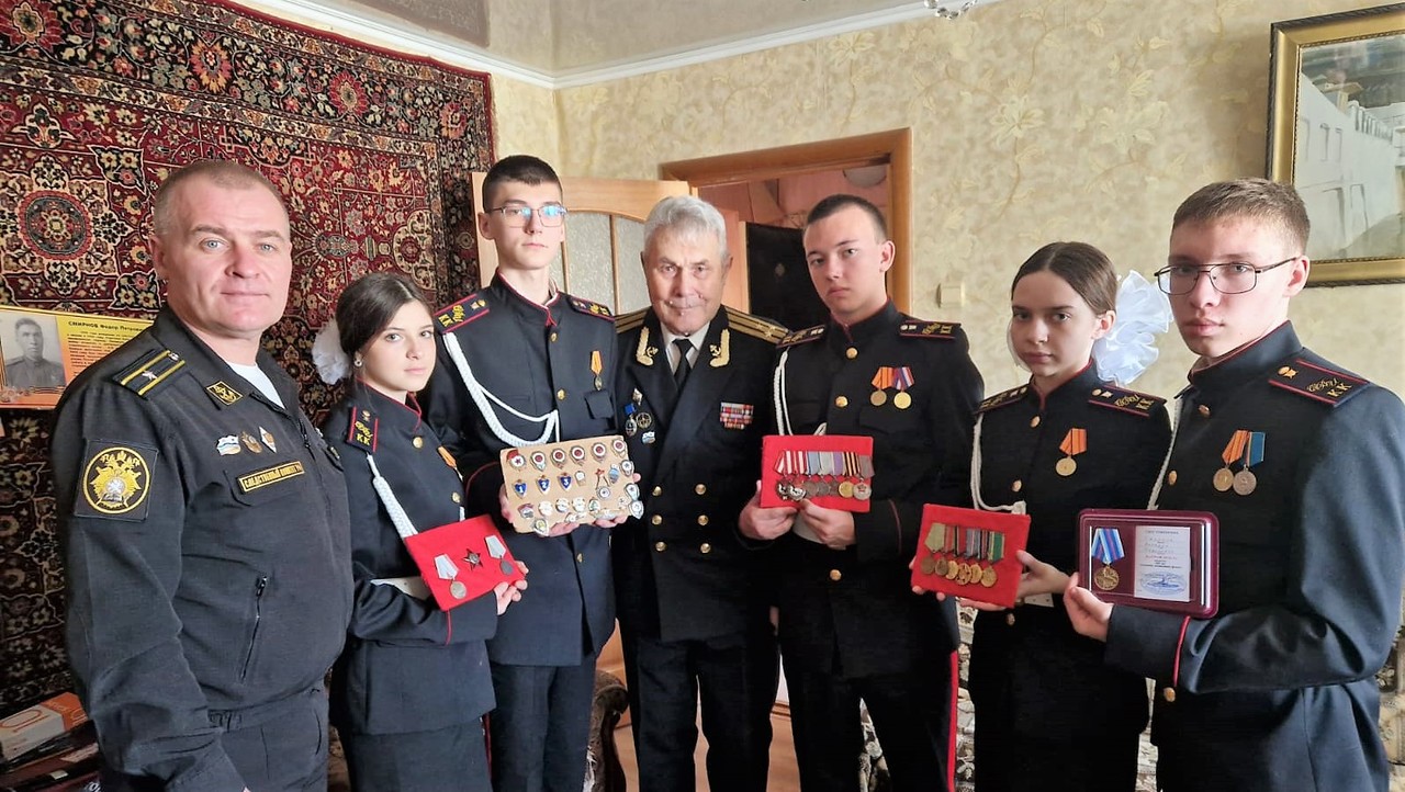 Севастопольские кадеты СК России поздравили ветерана подводного флота с Днем защитника Отечества