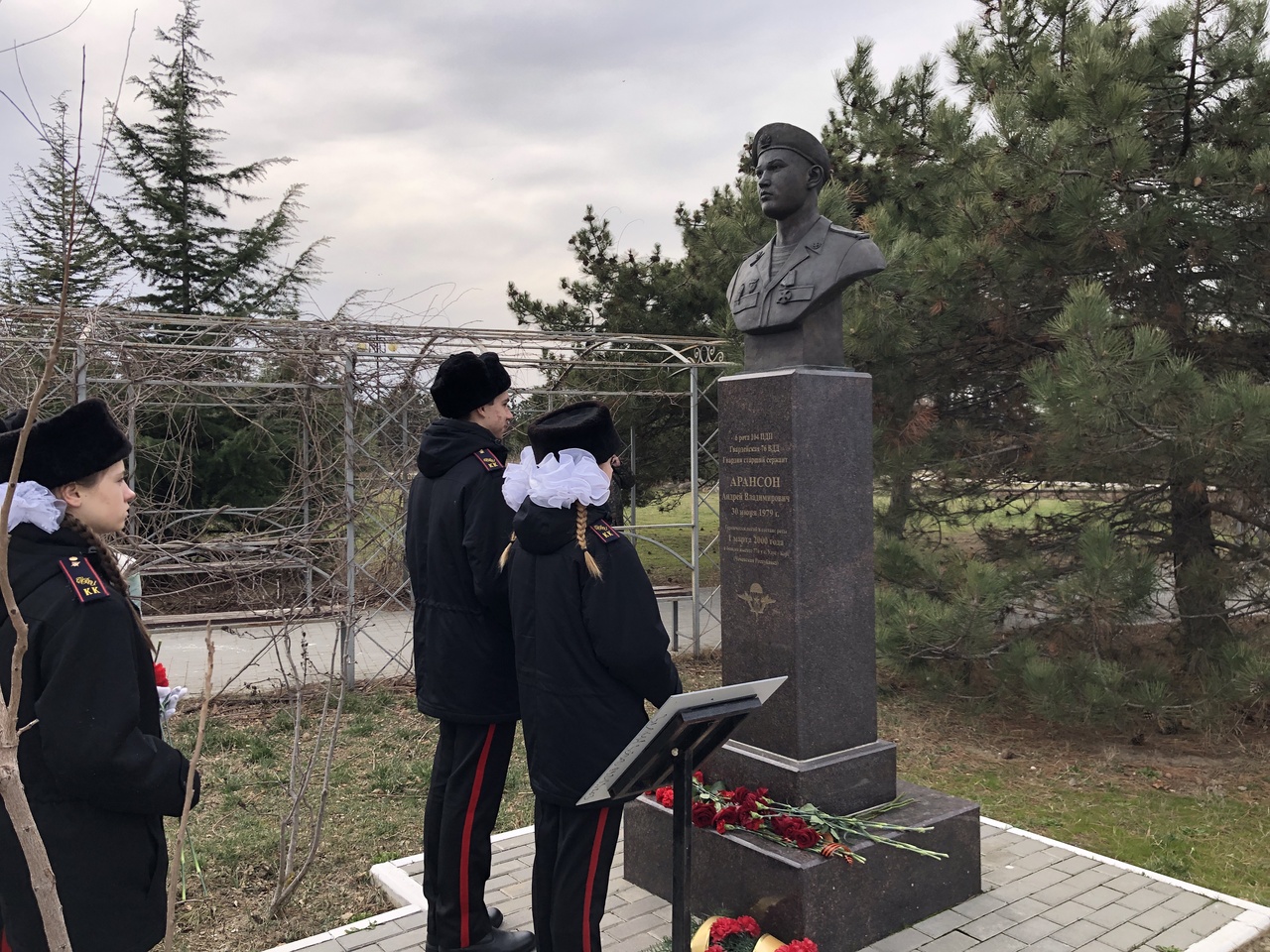 Сотрудники и кадеты Севастопольского кадетского корпуса СК России почтили память десантников, павших у высоты 776 в Аргунском ущелье