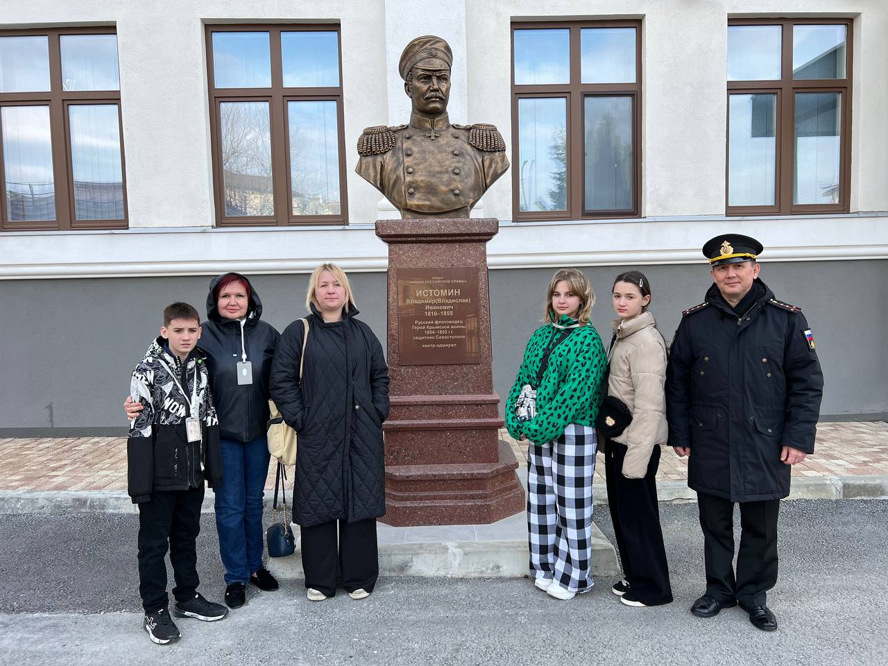 В Севастопольском кадетском корпусе СК России провели экскурсию для воспитанников Центра помощи детям «Наш дом»