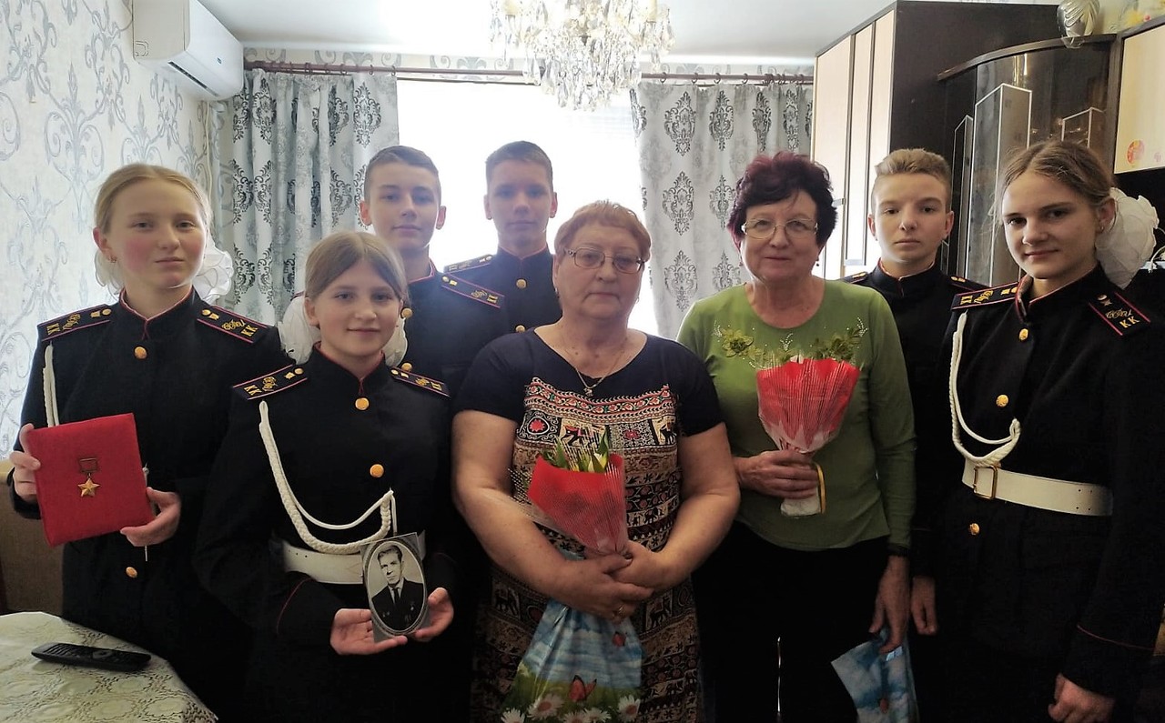 Сотрудники и кадеты Севастопольского кадетского корпуса СК России посетили дочерей героев
