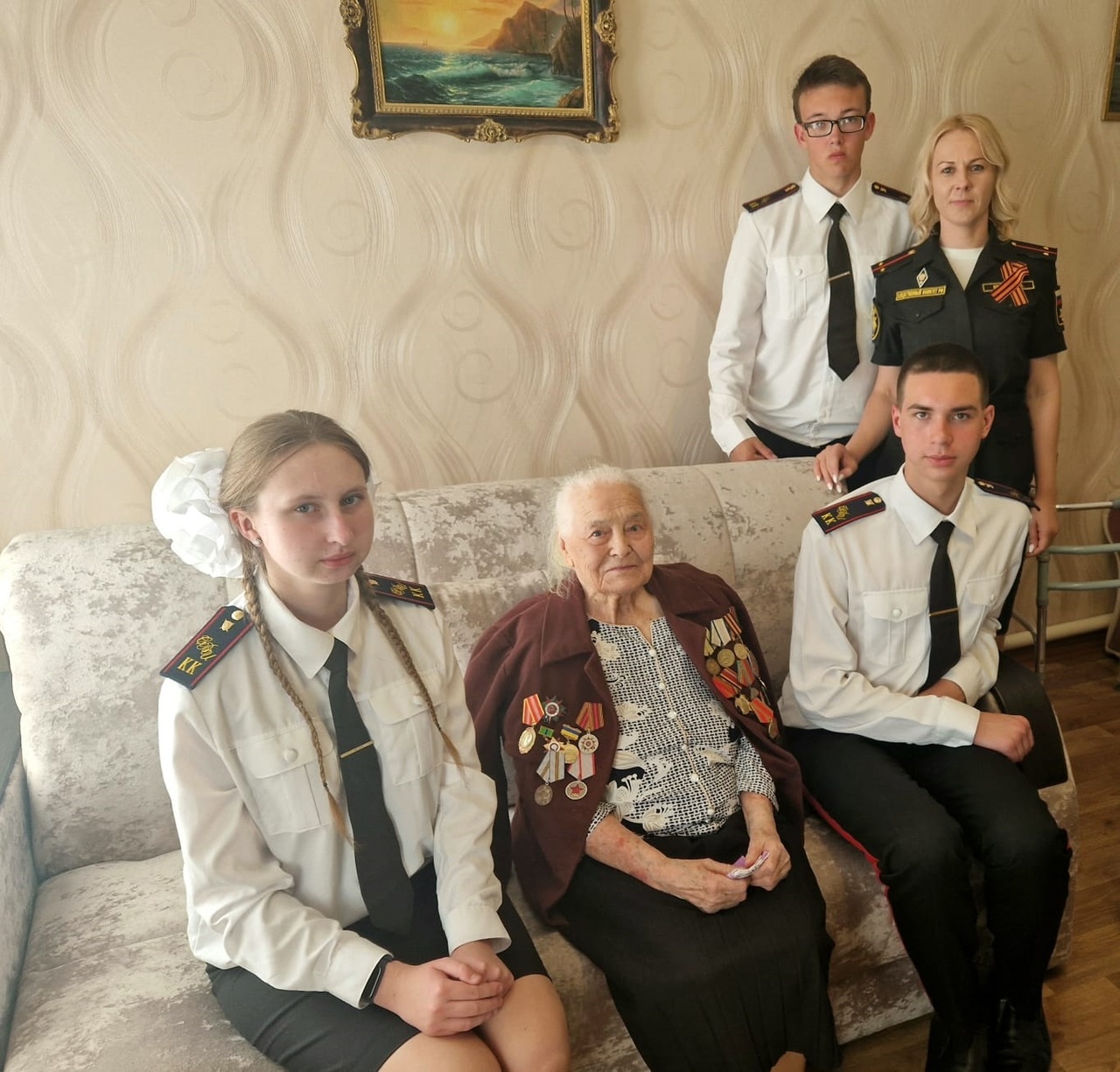 Севастопольские кадеты СК России навестили ветерана Великой Отечественной войны
