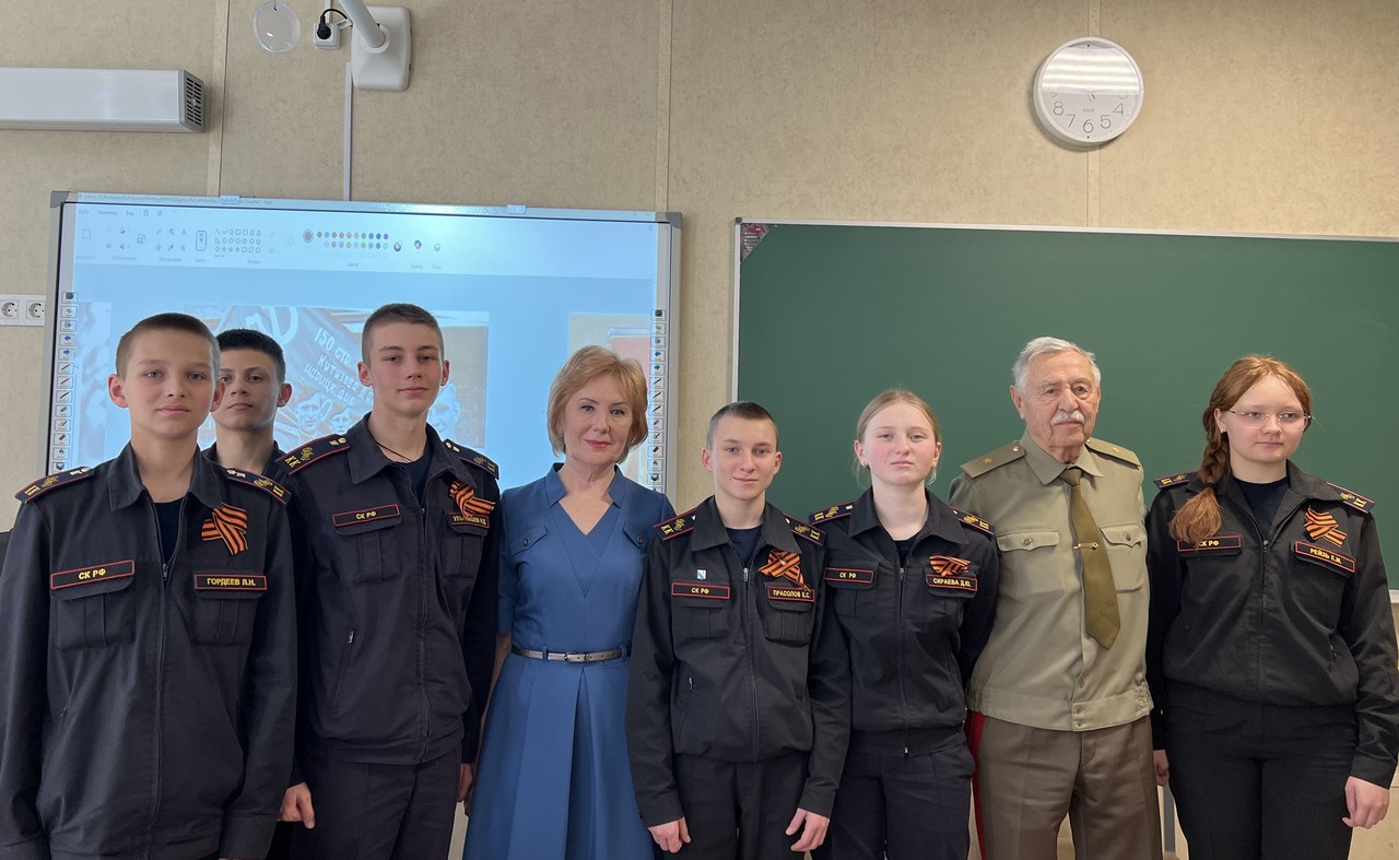 Дочь легендарного комбата Степана Неустроева и генерал-майор ВС в отставке посетили Севастопольский кадетский корпус СК России
