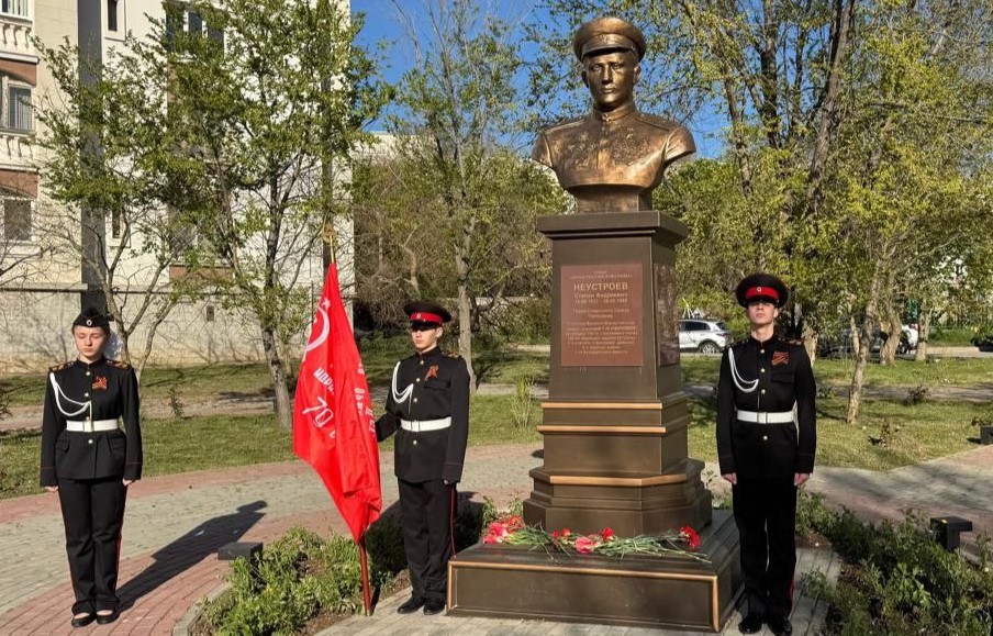 Севастопольские кадеты СК России возложили цветы к памятникам, проведали ветеранов Великой Отечественной войны и посетили легендарные береговые батареи