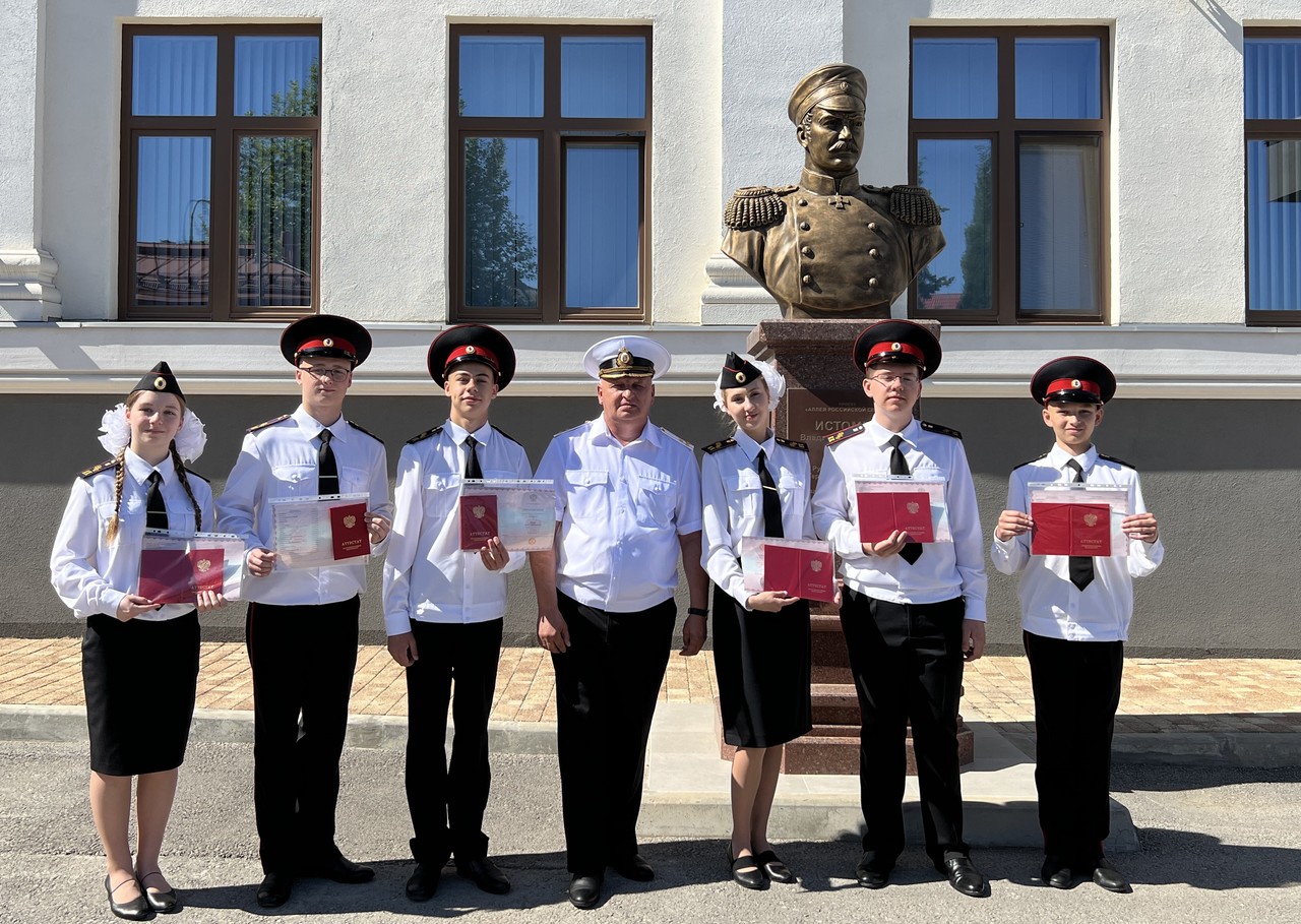 Кадетам 9-х классов Севастопольского кадетского корпуса СК России вручили аттестаты об основном среднем образовании