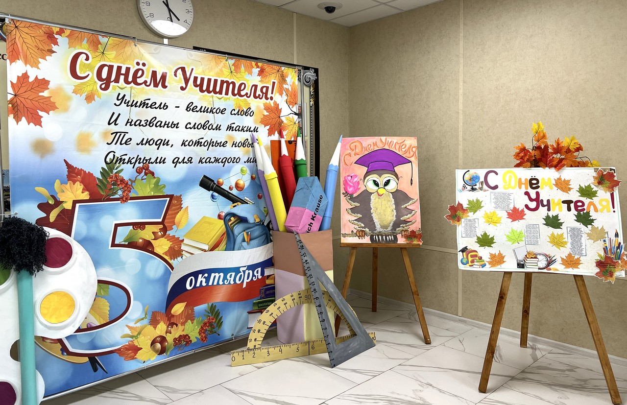 В Севастопольском кадетском корпусе СК России открылась выставка рисунков, посвящённая Дню учителя