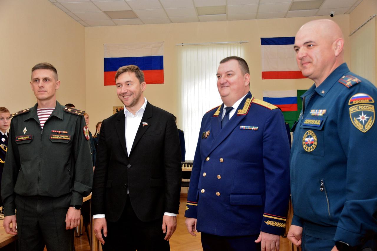 Офицеры СК Крыма вместе с гроссмейстером Сергеем Карякиным организовали первый на полуострове межведомственный кадетский турнир по шахматам