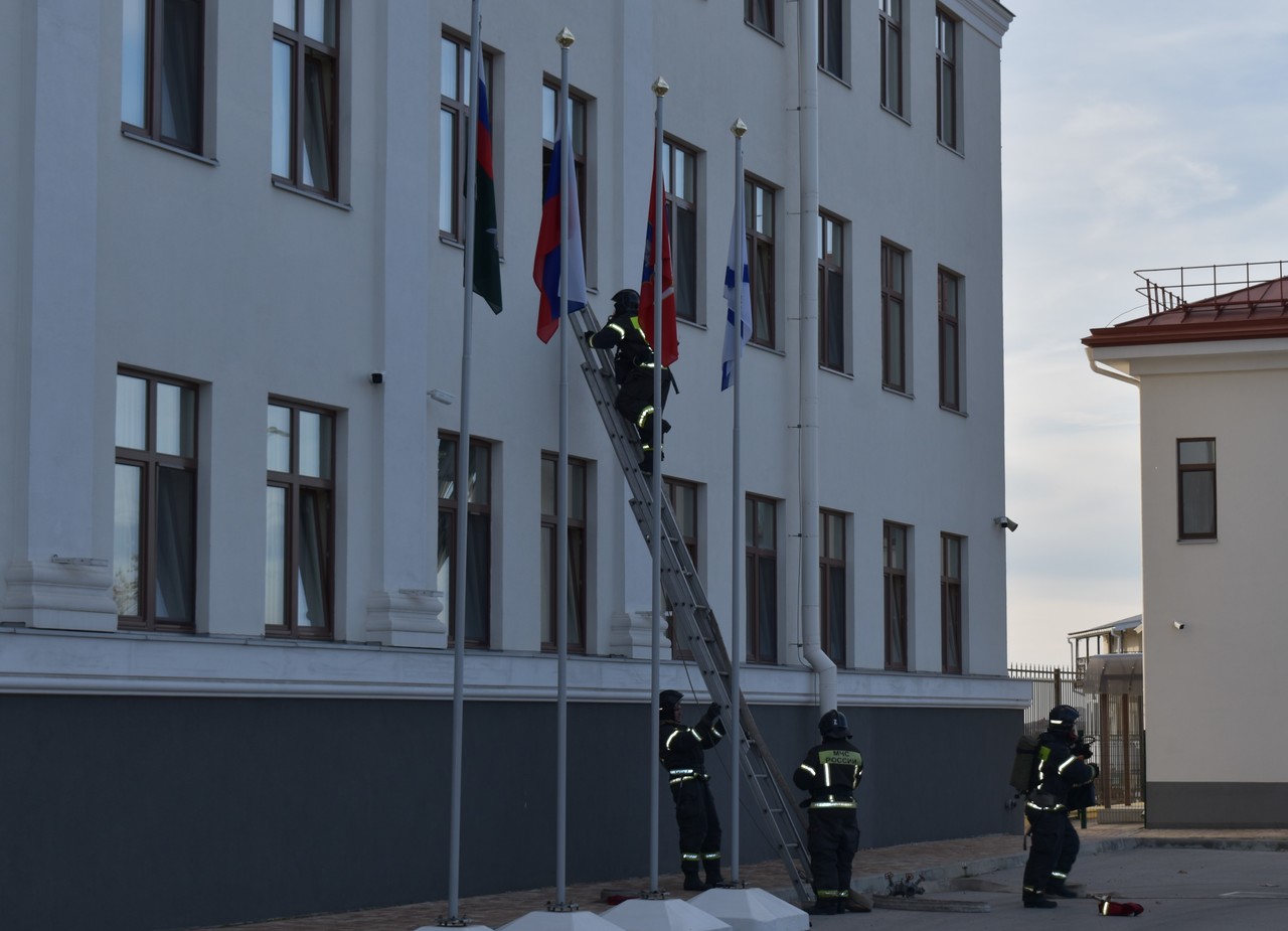 Пожарно-тактические учения прошли в Севастопольском кадетском корпусе СК России