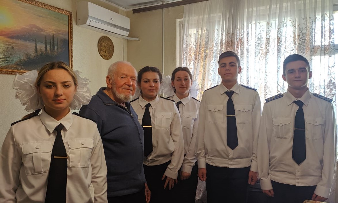 Кадеты Севастопольского кадетского корпуса СК России поздравили ветерана инженерных войск с днем рождения