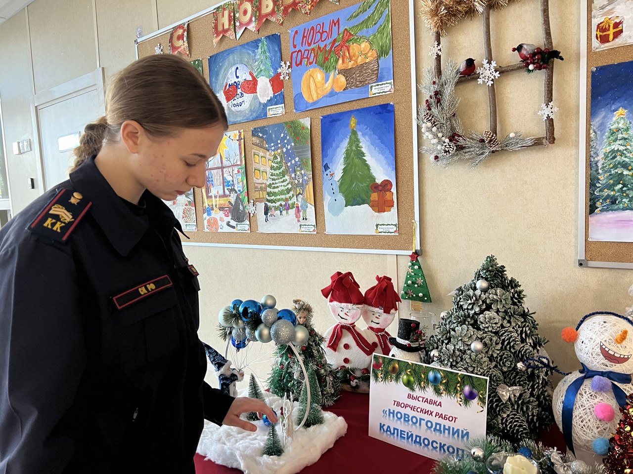 В Севастопольском кадетском корпусе СК России проходит выставка «Новогодний калейдоскоп»