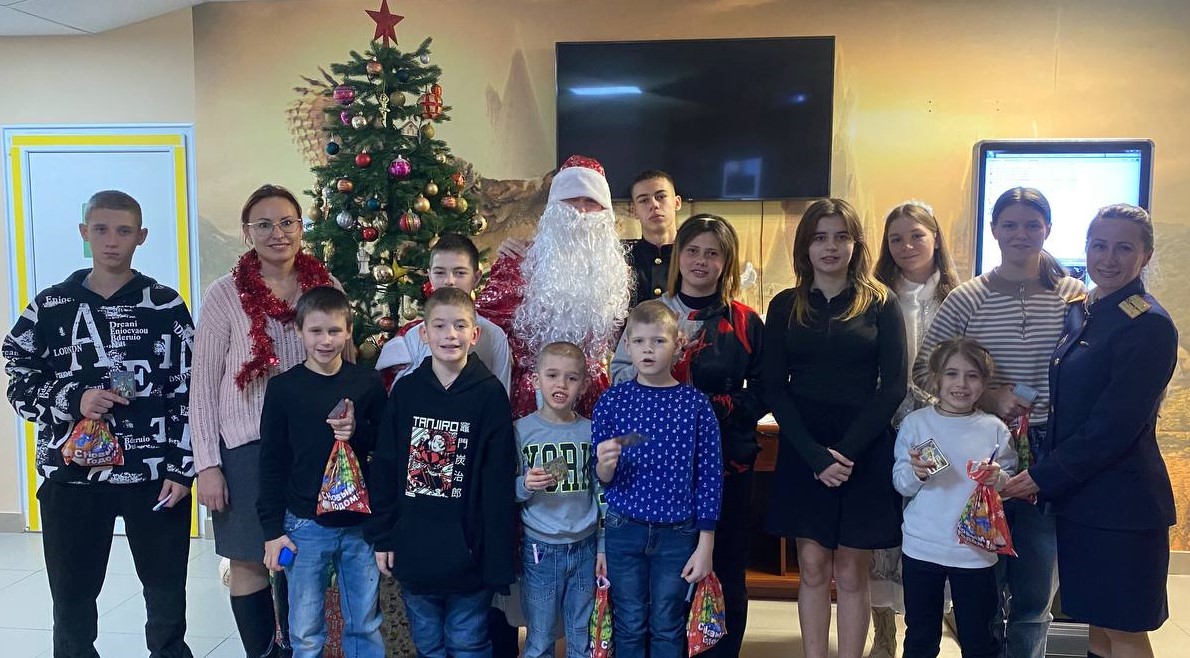 Севастопольский кадетский корпус СК России принял участие в благотворительной акции «Ёлка желаний» и поздравил ветерана Великой Отечественной войны с новогодними праздниками