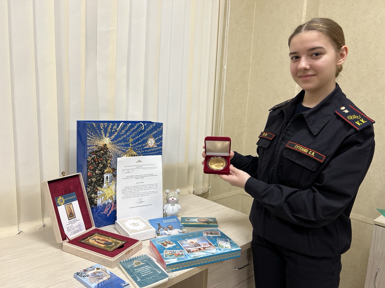 Воспитанница Севастопольского кадетского корпуса София Гутенко получила подарки от Святейшего Патриарха Кирилла