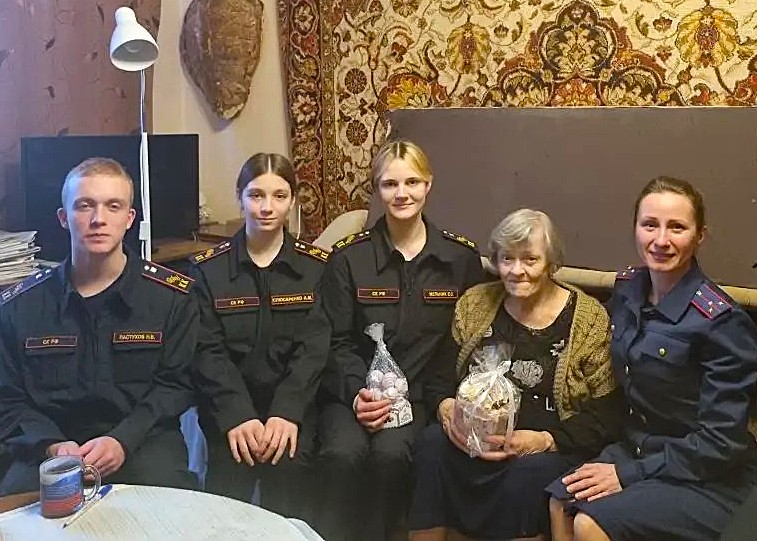 «Истоминцы» посетили ветерана педагогического труда