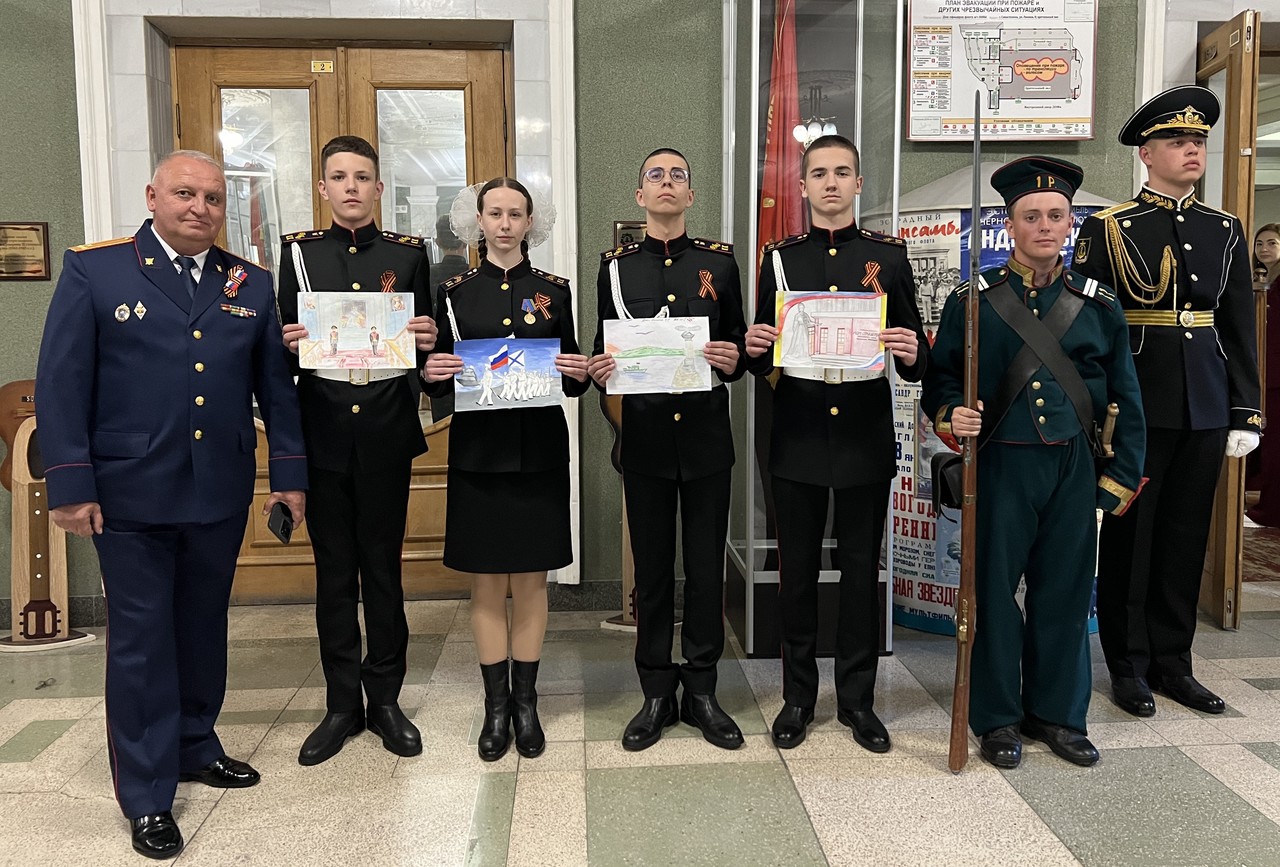 Севастопольский кадетский корпус СК России поздравил Дом офицеров Черноморского флота со 105-летним юбилеем