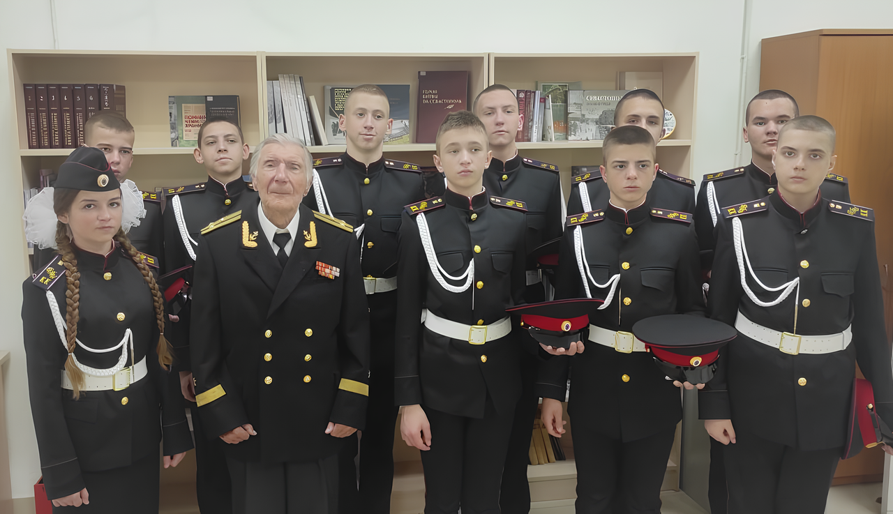 Севастопольские кадеты СК России приняли участие в церемонии передачи редких марок и книг городскому архиву