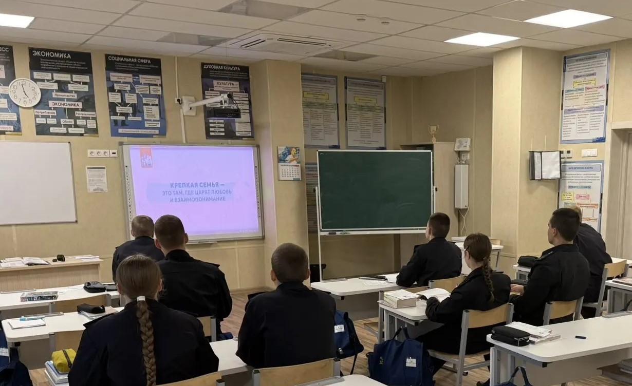 В Севастопольском кадетском корпусе СК России посмотрели цикл фильмов о современных героях