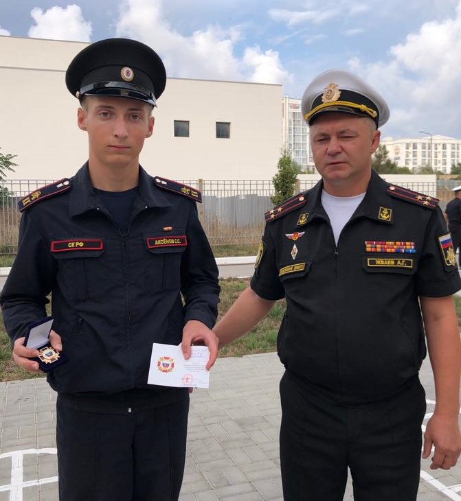 Севастопольский кадет СК России получил памятный знак «Юный защитник Отечества» и благодарность от матерей России